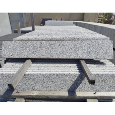 Облицовочная плитка гранит, светло-серый, полированный, 600x100x20 мм.