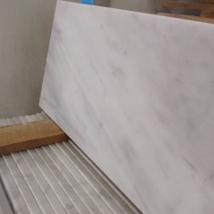 Мармурове підвіконня білого, світло-сірого кольору 1200х300х30 мм