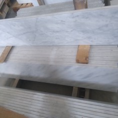 Мармурове підвіконня білого, світло-сірого кольору 1200х300х20 мм.